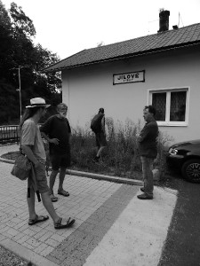 Diskuse nad plochou u nádražní budovy